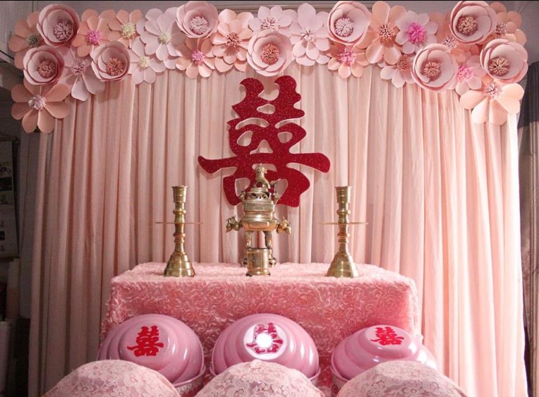 tông màu hồng trên bàn thờ gia tiên ngày cưới